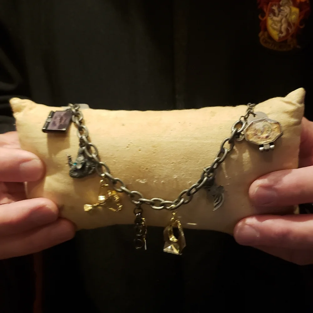 NWT! HARRY POTTER Dumbledore Seven (7) Horcrux Charm Bracelet Universal Studios